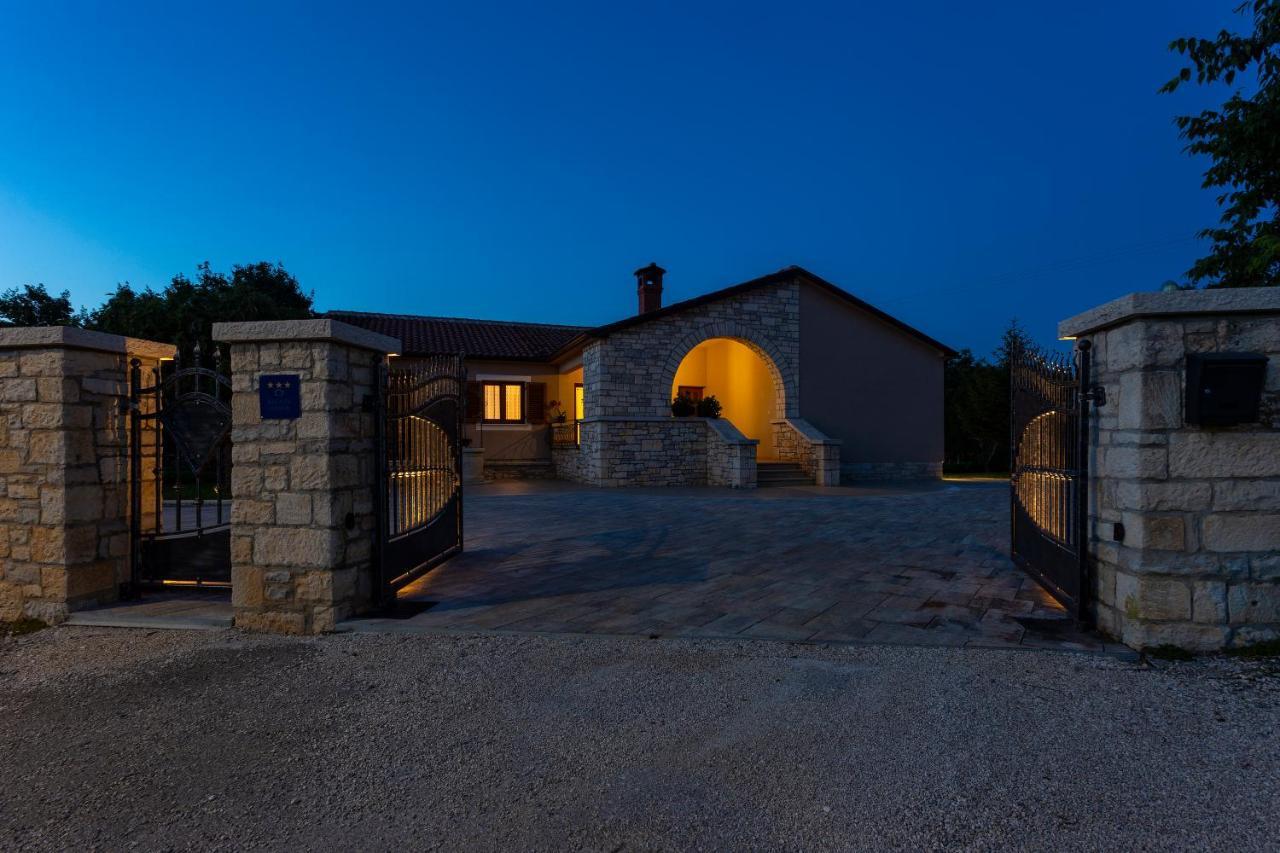 Villa Krizanci Žminj Exteriör bild