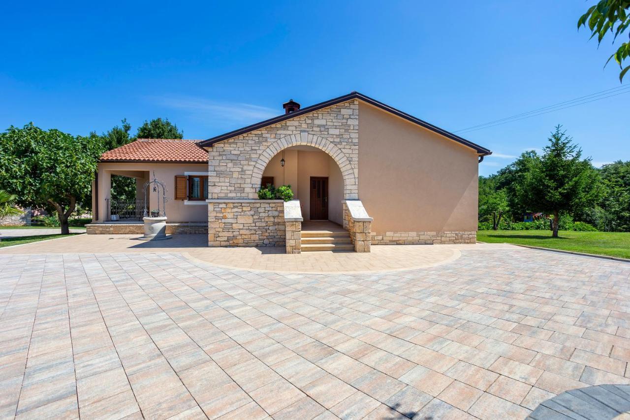 Villa Krizanci Žminj Exteriör bild