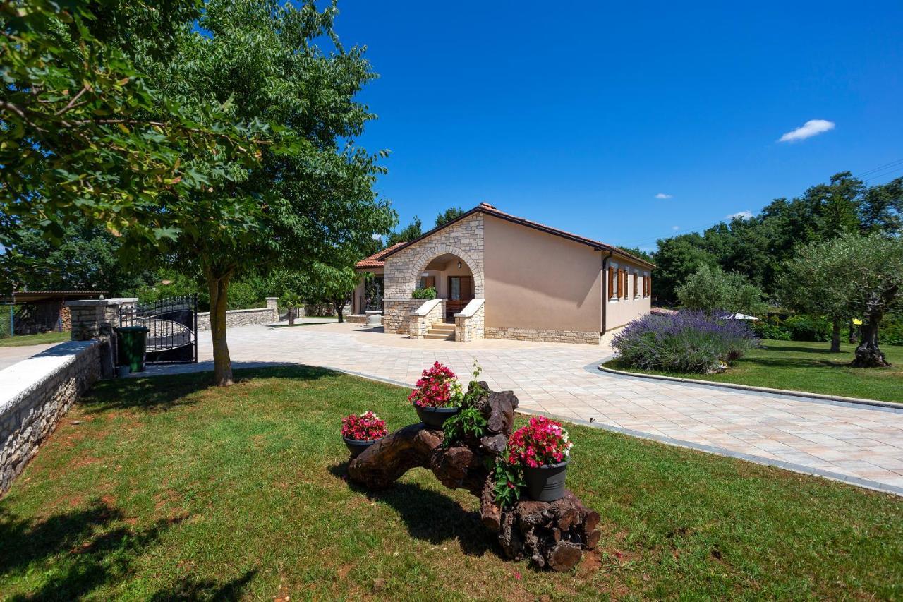 Villa Krizanci Žminj Exteriör bild