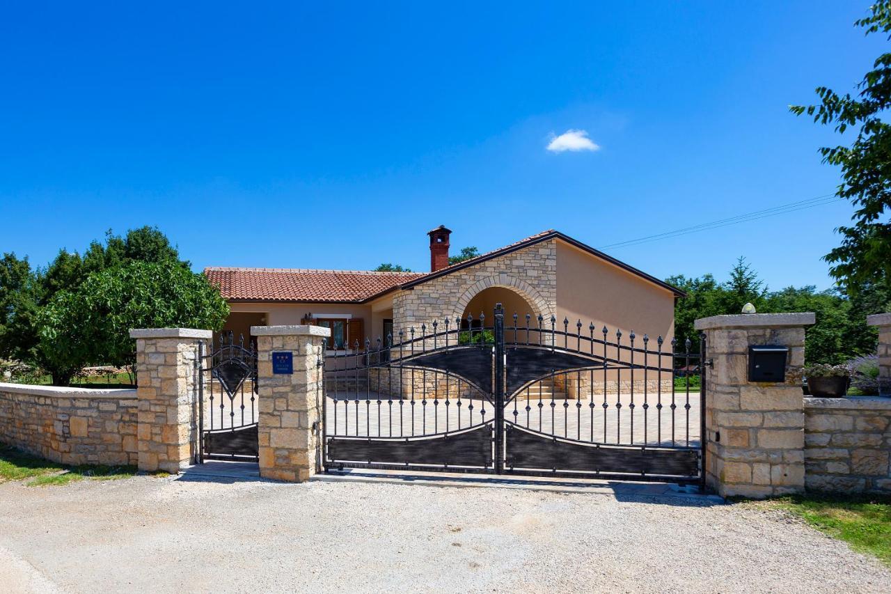 Villa Krizanci Žminj Exteriör bild